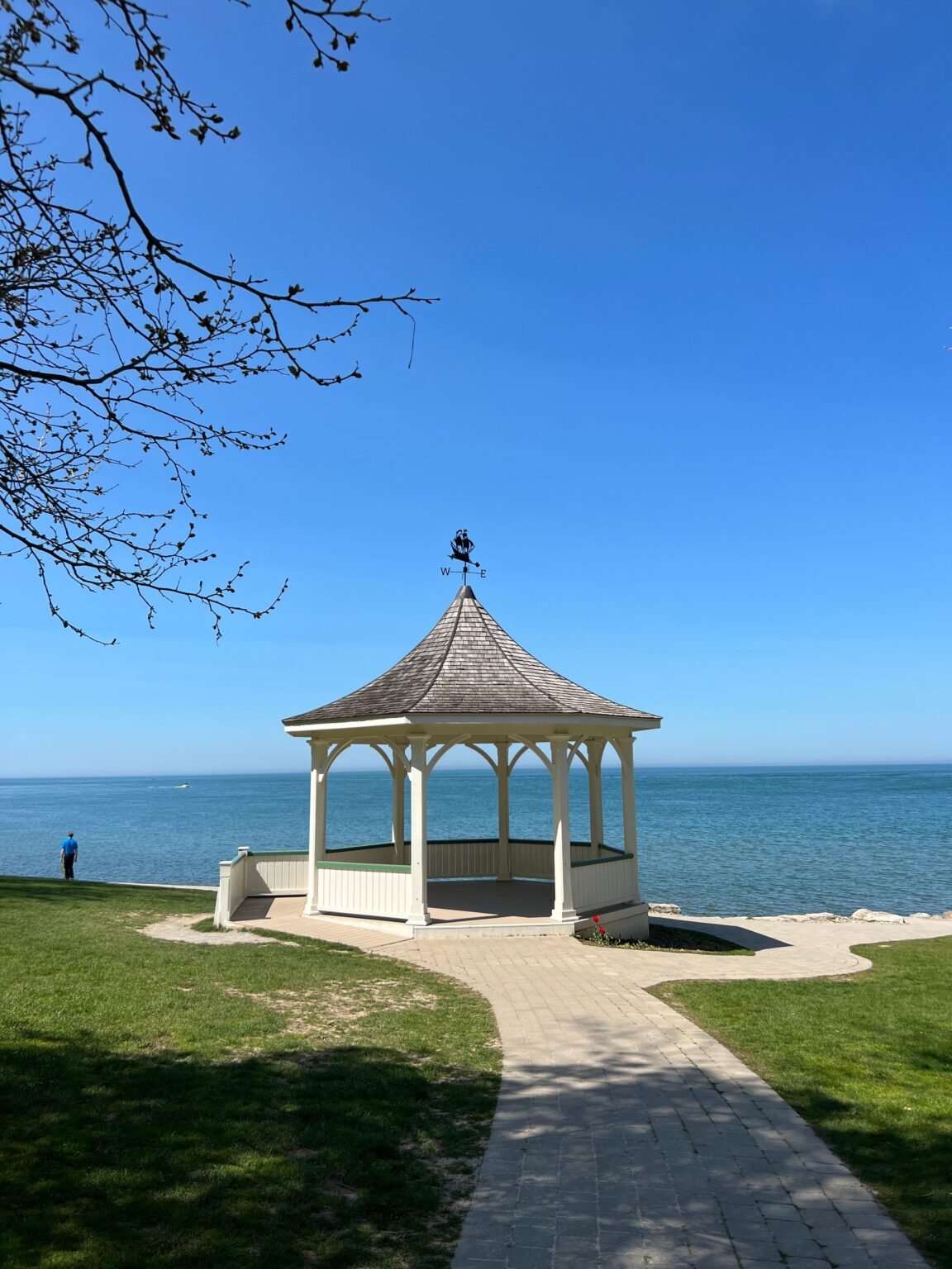 Sunny day by a gazebo overlooking the picturesque lake in Niagara Park.